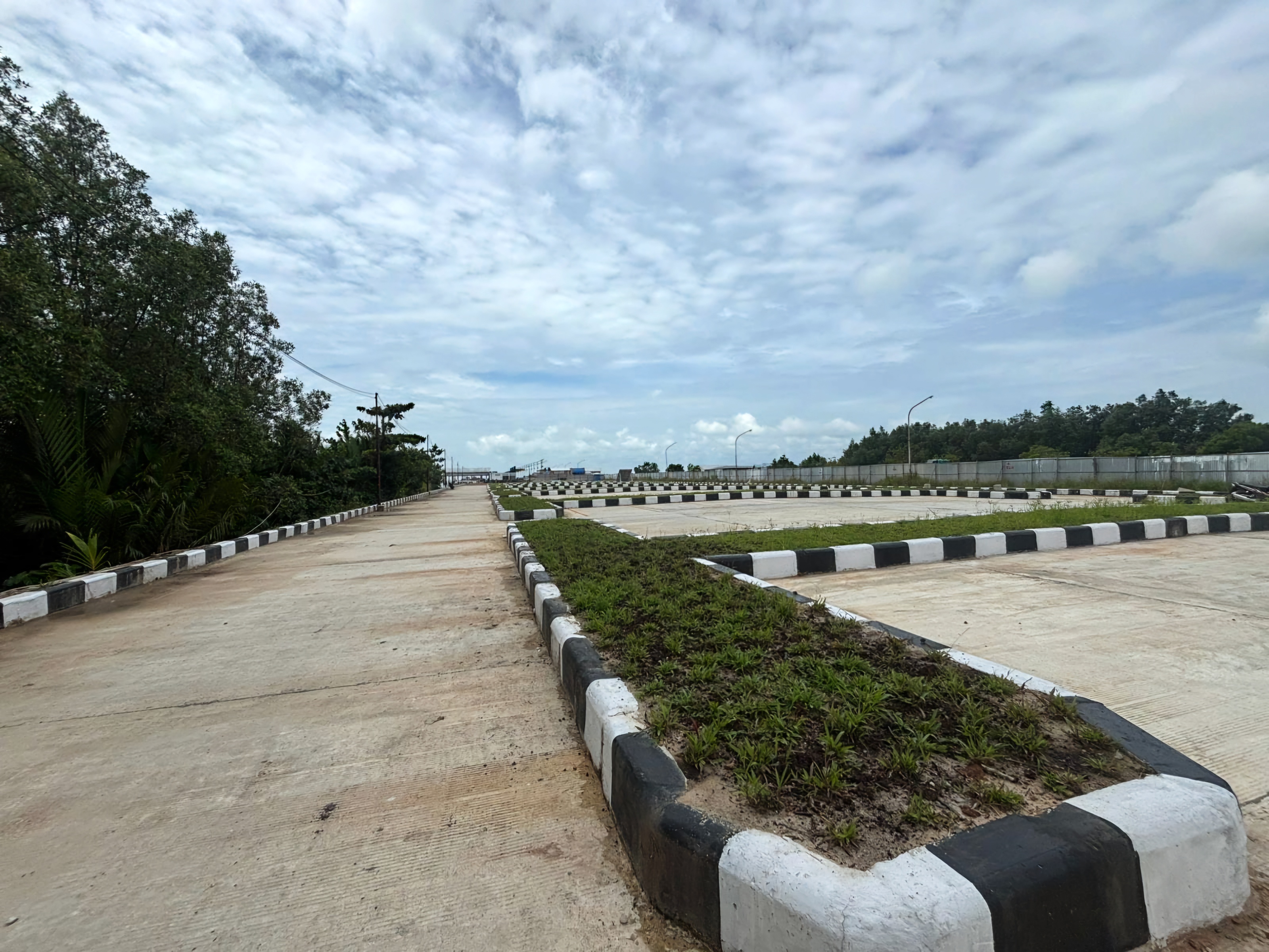 RAMPUNG DIKERJAKAN: Area parkir bagi pengunjung Pelabuhan Tengkayu I Tarakan akan segera digunakan masyarakat. (SEPTIAN ASMADI/HRK)