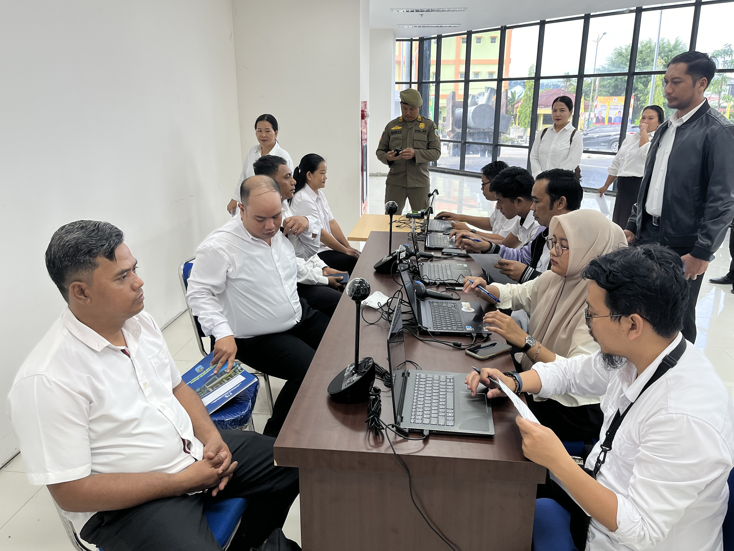 PEMBERKASAN: Peserta PPPK tahap I saat lakukan registrasi administrasi untuk mengikuti seleksi, beberapa waktu lalu. (HRK)