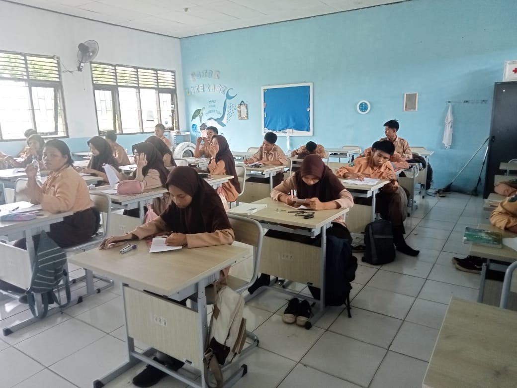 BELAJAR :Suasana belajar mengajar di SMA 3 Talisayan, berlangsung kondusif meskipun ada isu, 8 pelajar dikeluarkan secara paksa. (SMA 3 TALISAYAN UNTUK BP)