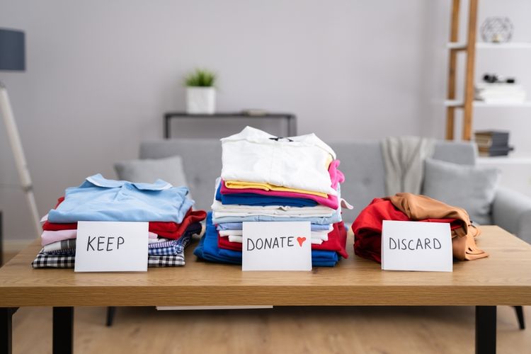 Ilustrasui decluttering atau menyingkirkan barang-barang yang sudah tidak dibutuhkan. (Shutterstock/Andrey_Popov)
