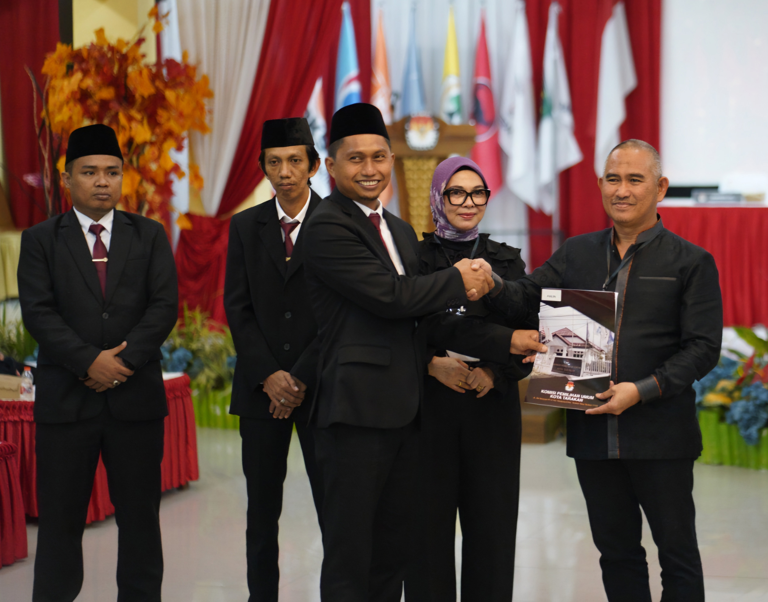 TERIMA SK PENETAPAN: Wali Kota Tarakan terpilih Khairul menerima SK penetapan oleh KPU Tarakan, Sabtu (8/2) malam lalu. (SEPTIAN ASMADI/HRK)