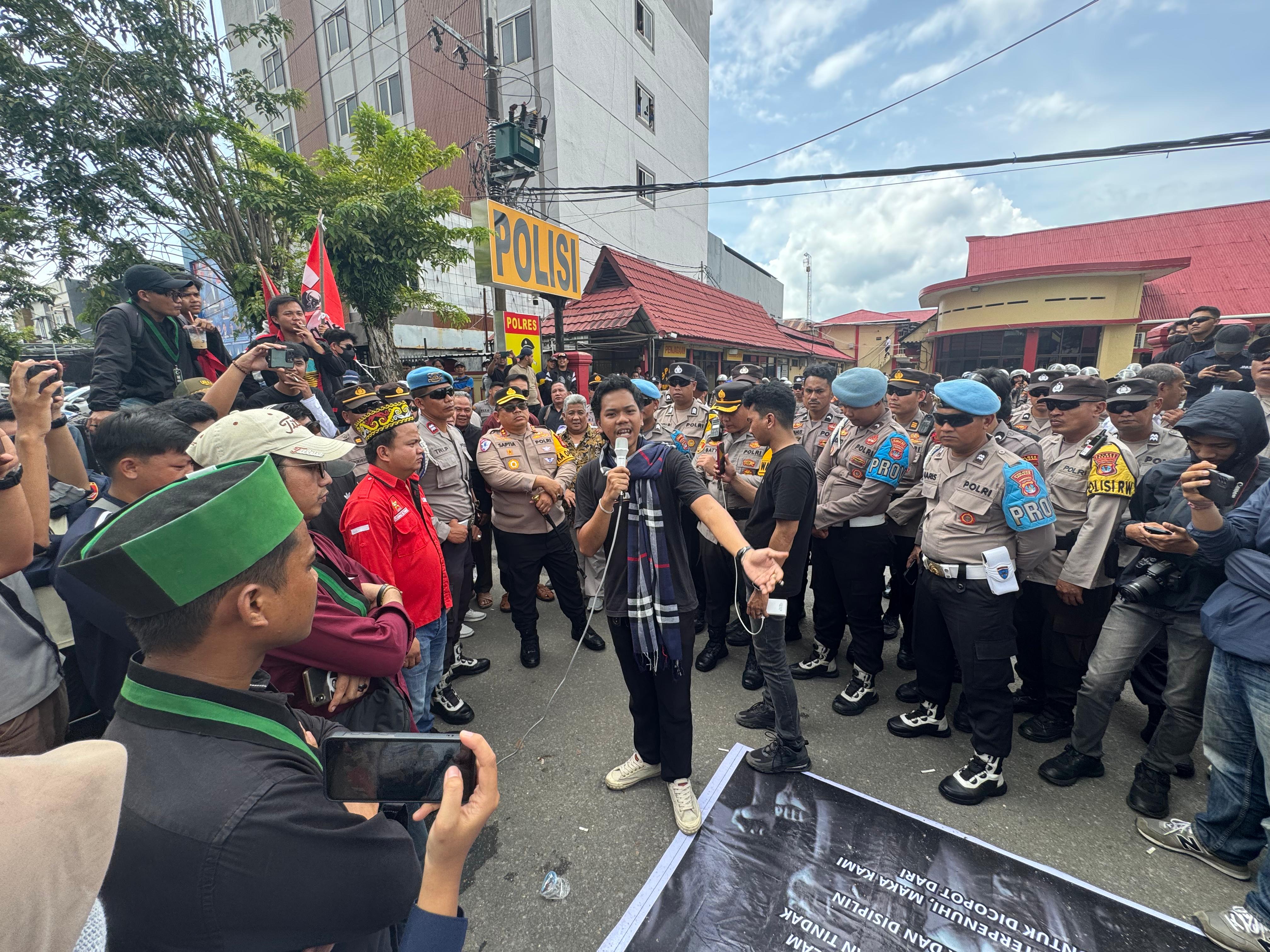 SAMPAIKAN ASPIRASI : Perwakilan mahasiswa dan LSM sampaikan asprasi ke Polres Tarakan, Senin (10/2).(SEPTIAN ASMADI/HRK)