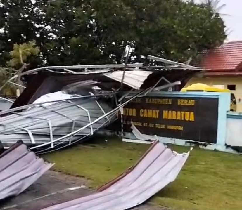 ANGIN KENCANG: Selasa dini hari, Pulau Maratua diterjang angin kenjang yang diduga disertai angin puting beliung, beberapa kerusakana bangunan dilaporkan. (CAMAT MARATUA UNTUK BERAU POST)