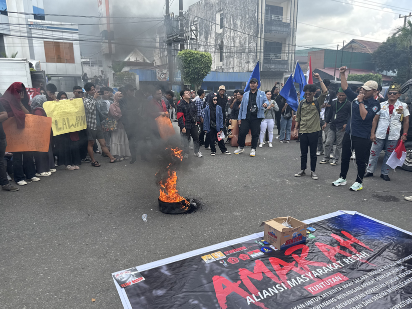 DESAK POLISI: Puluhan perwakilan mahasiswa dan LSM yang tergabung dalam Aliansi Masyarakat Resah (Amarah) mendatangi Mako Polres Tarakan, Senin (10/2). (SEPTIAN ASMADI/HRK)