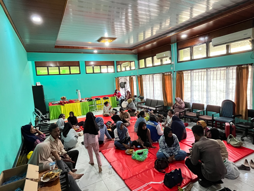 PENAMPUNGAN SEMENTARA: Penumpang yang selamat dalam kecelakaan speedboat terbalik ditampung sementara di Kantor Dinas Sosial Bulungan, Senin (10/2).  (FAISAL/HRK)