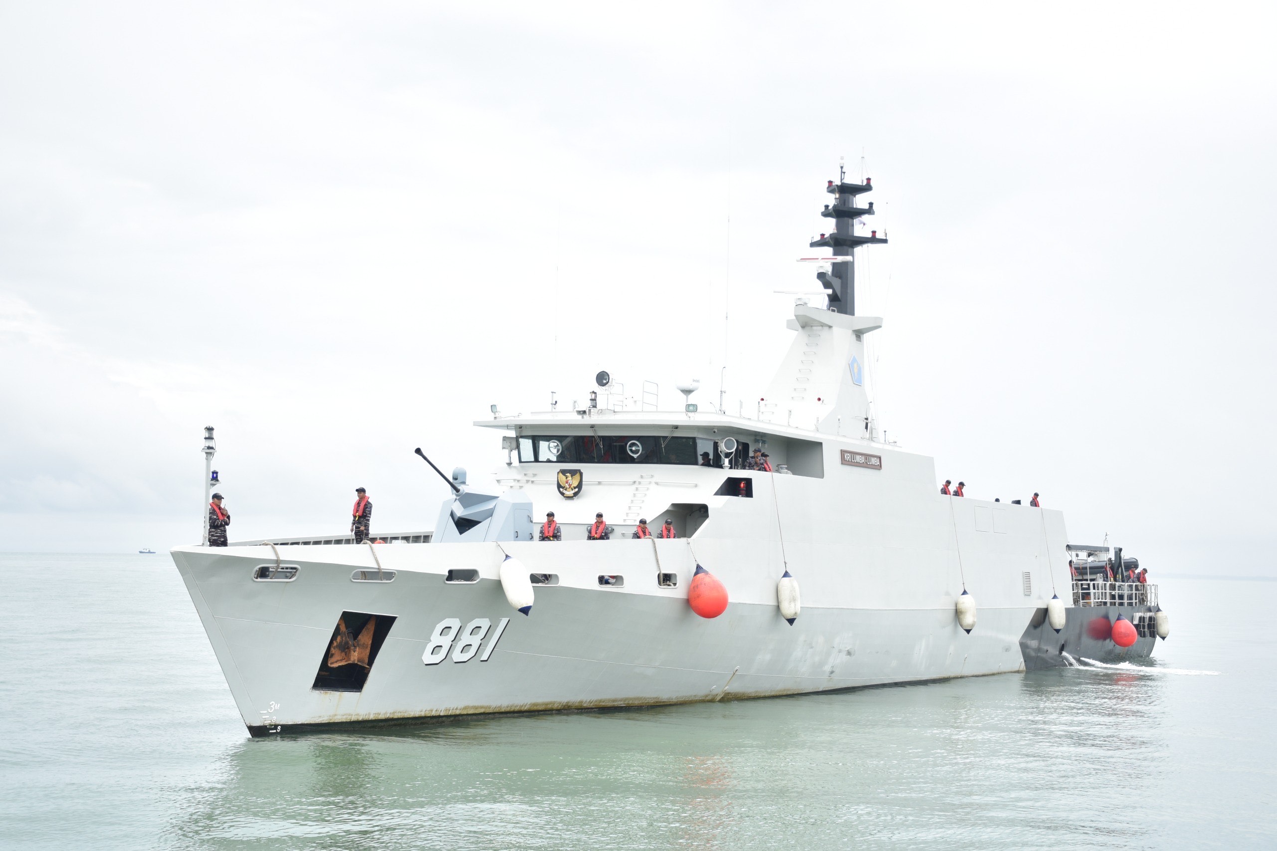 KAPAL PERANG: KRI Lumba-lumba 881 saat berada di perairan Mako Lantamal XIII Tarakan. (SEPTIAN ASMADI/HRK)
