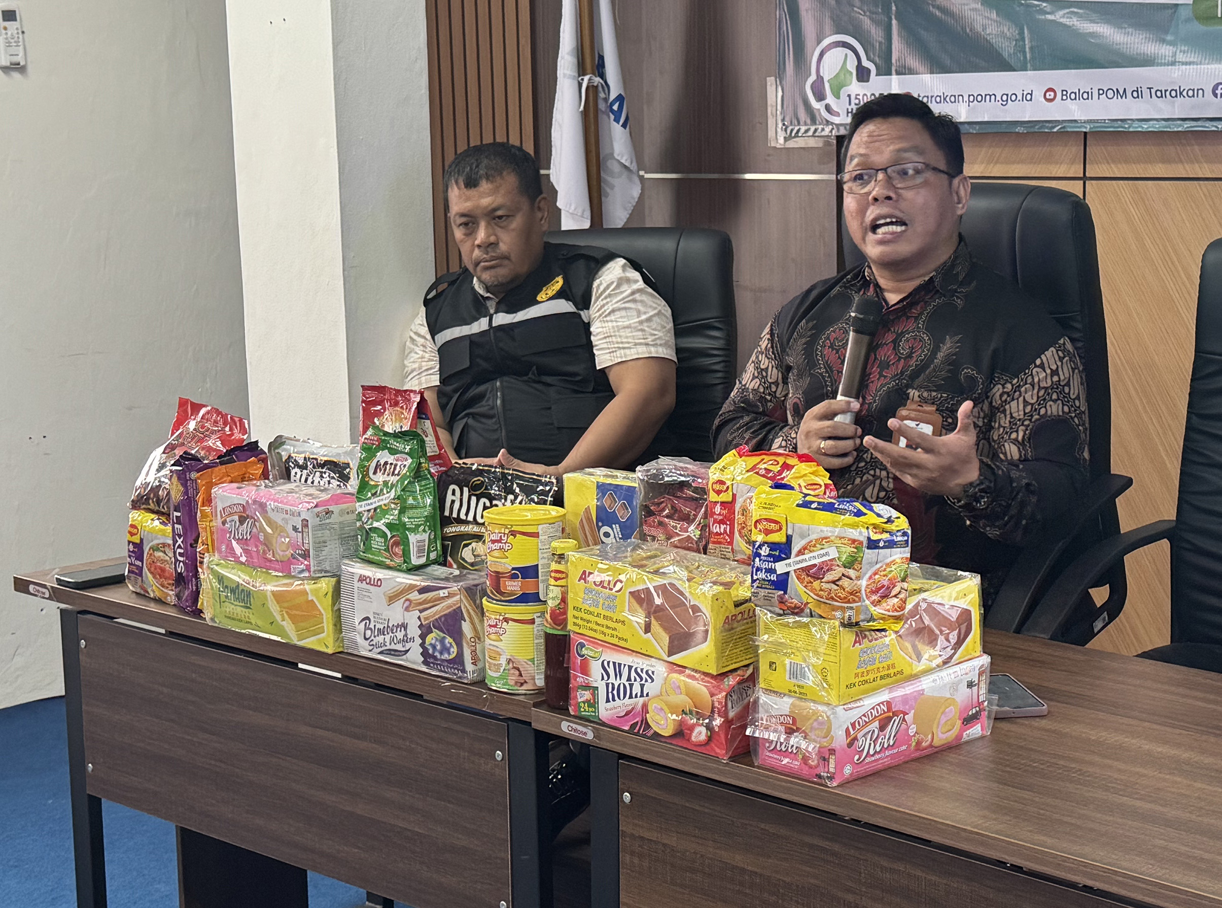 TUNGGU INSTRUKSI: Kepala BPOM Tarakan Harianto Baan (kanan) masih menunggu instruksi BPOM Pusat berkaitan pelaksanaan pengawasan MBG di Kaltara.  (SEPTIAN ASMADI/HRK)