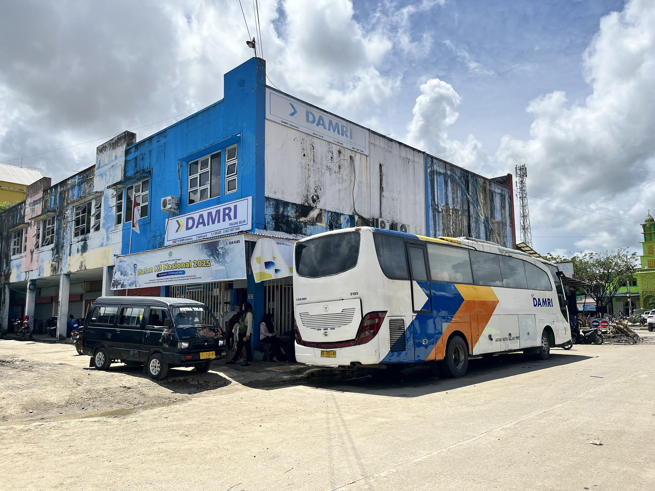 PANGKAS JADWAL RUTE: Belum ada kebijakan baru mengenai rute Damri yang dihentikan sementara akibat efisiensi anggaran. (FAISAL/HRK)