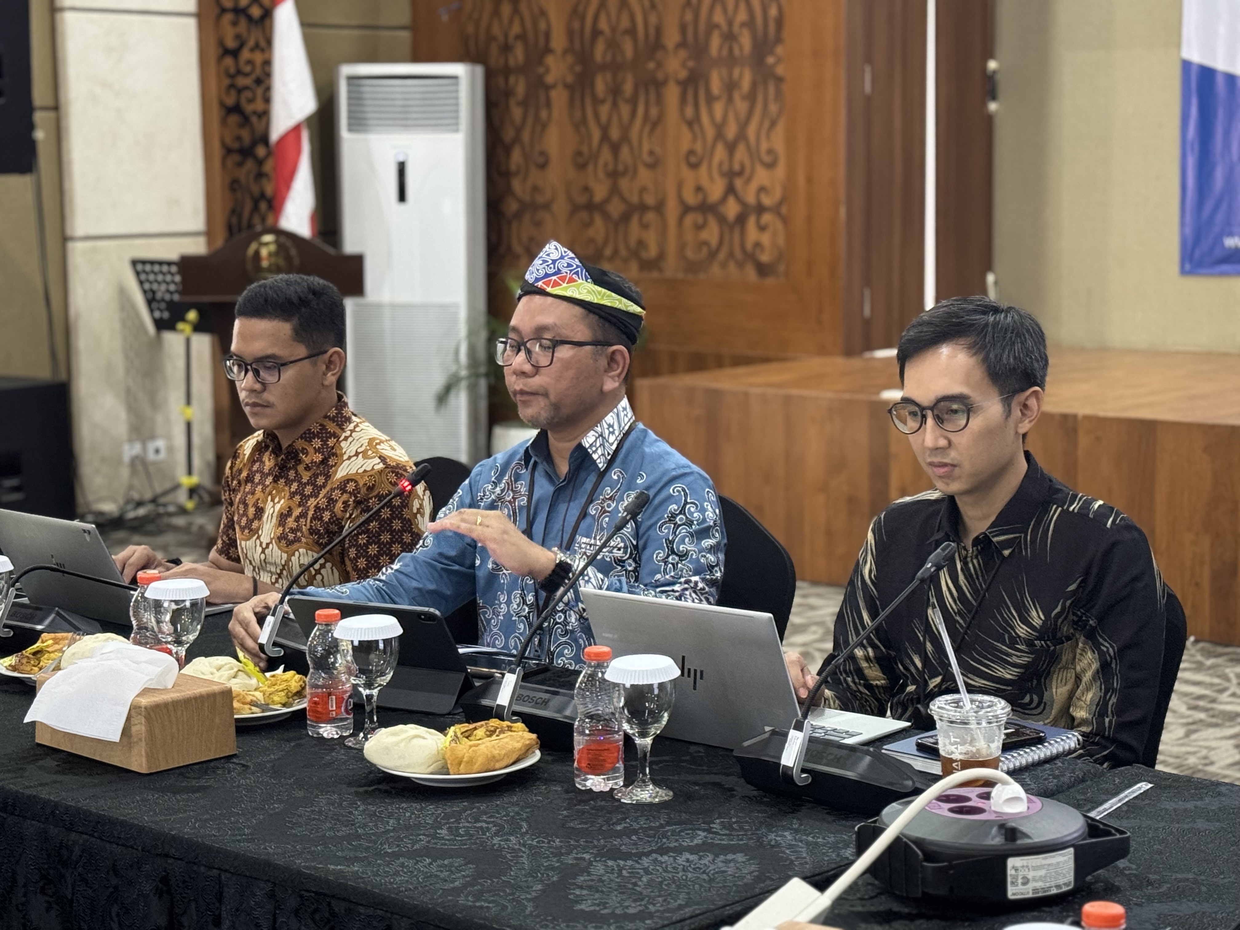 PERTUMBUHAN EKONOMI: Kepala Kantor Perwakilan Bank Indonesia Kaltara Hasiando Ginsar Manik (tengah) memperkirakan pertumbuhan ekonomi Kaltara tahun ini lebih tinggi. (SEPTIAN ASMADI/HRK)
