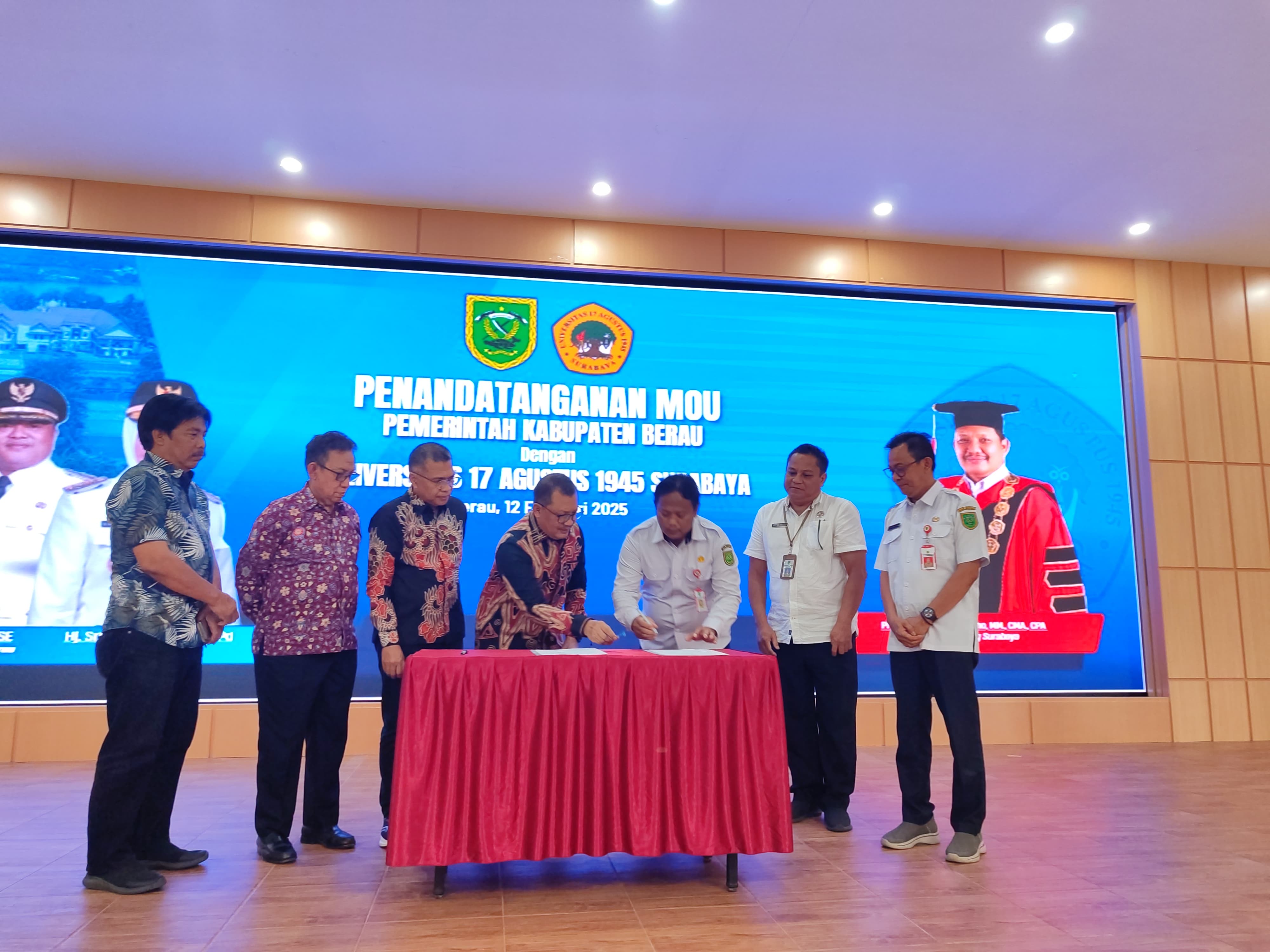 JALIN KERJASAMA: Pemkab Berau menandatangani MoU dengan Universitas 17 Agustus 1945 Surabaya untuk membuka peluang besar dalam pengembangan pendidikan.(SENO/BP)