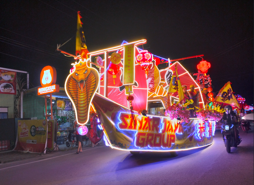 MERIAH: Karnaval mobil hias perayaan Cap Go Meh, yang merupakan rangkaian perayaan Tahun Baru Imlek 2576 Kongzili/2025, Rabu (12/2) malam. (IPUNK/HRK)