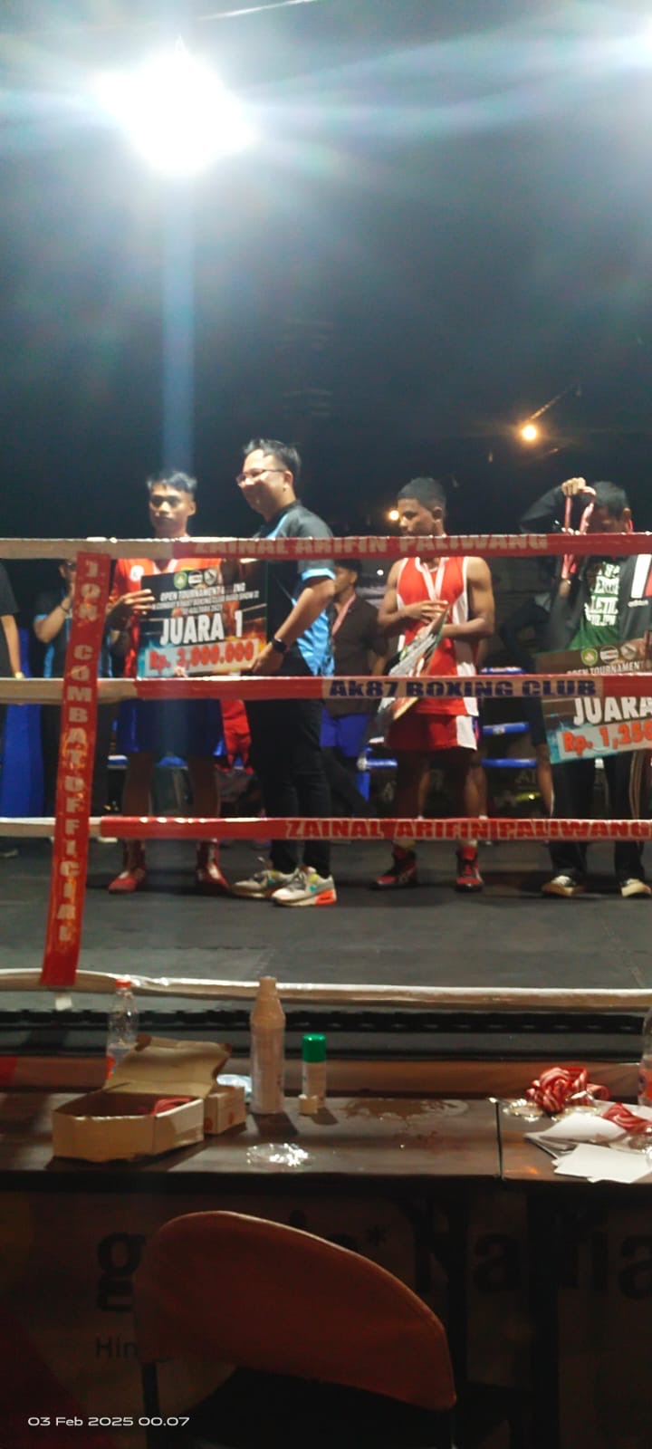 RAIH JUARA: Samrin yang bermain di kelas 54 kilogram (Kg) putra raih juara satu di Kejuaraan Boxing Jon Combat. (LA ODE TANI UNTUK BERAU POST)