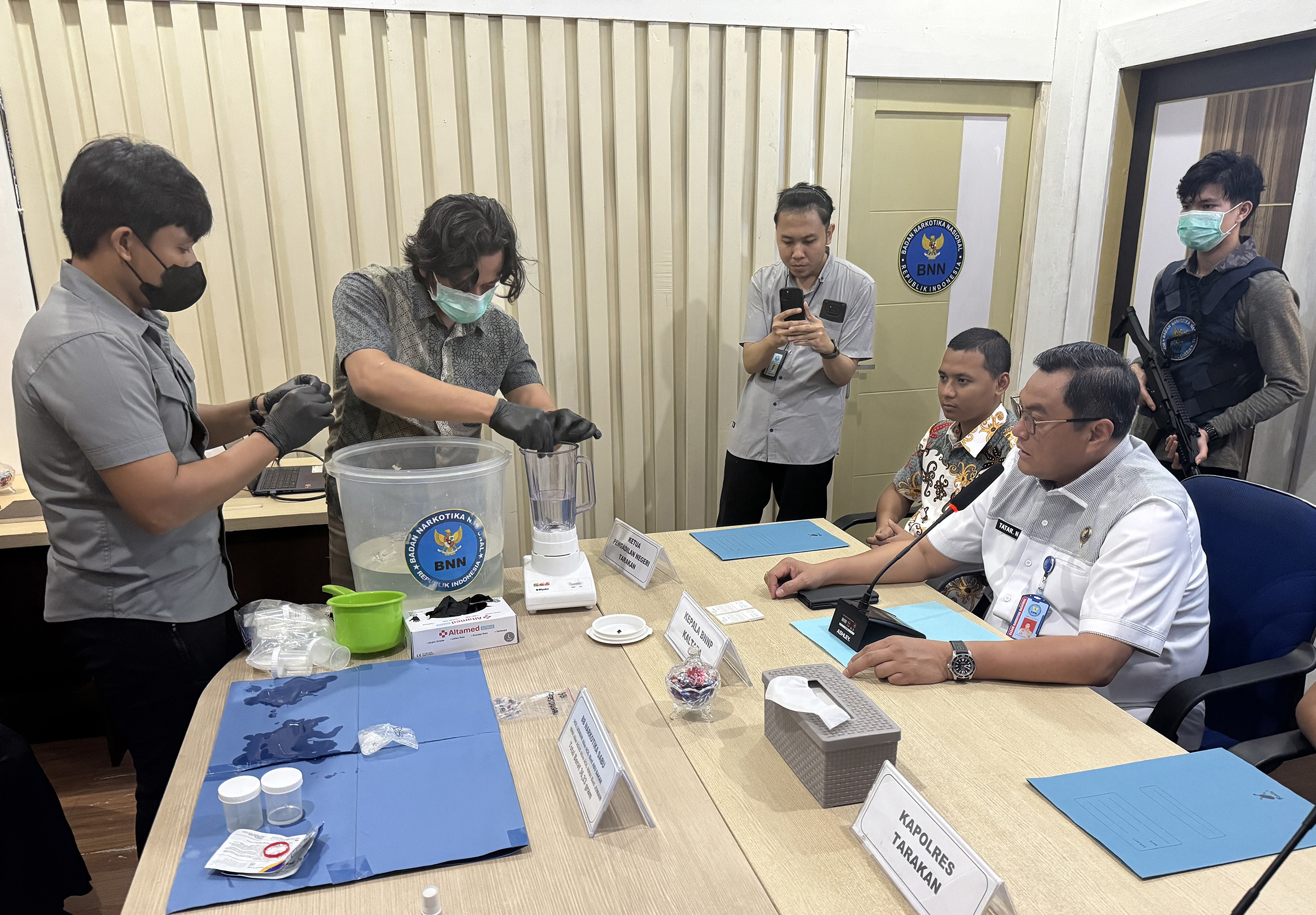 PEMUSNAHAN SABU: Personel BNNP Kaltara memusnahkan narkotika jenis sabu menggunakan mesin blender, Jumat (14/2). (SEPTIAN ASMADI/HRK)