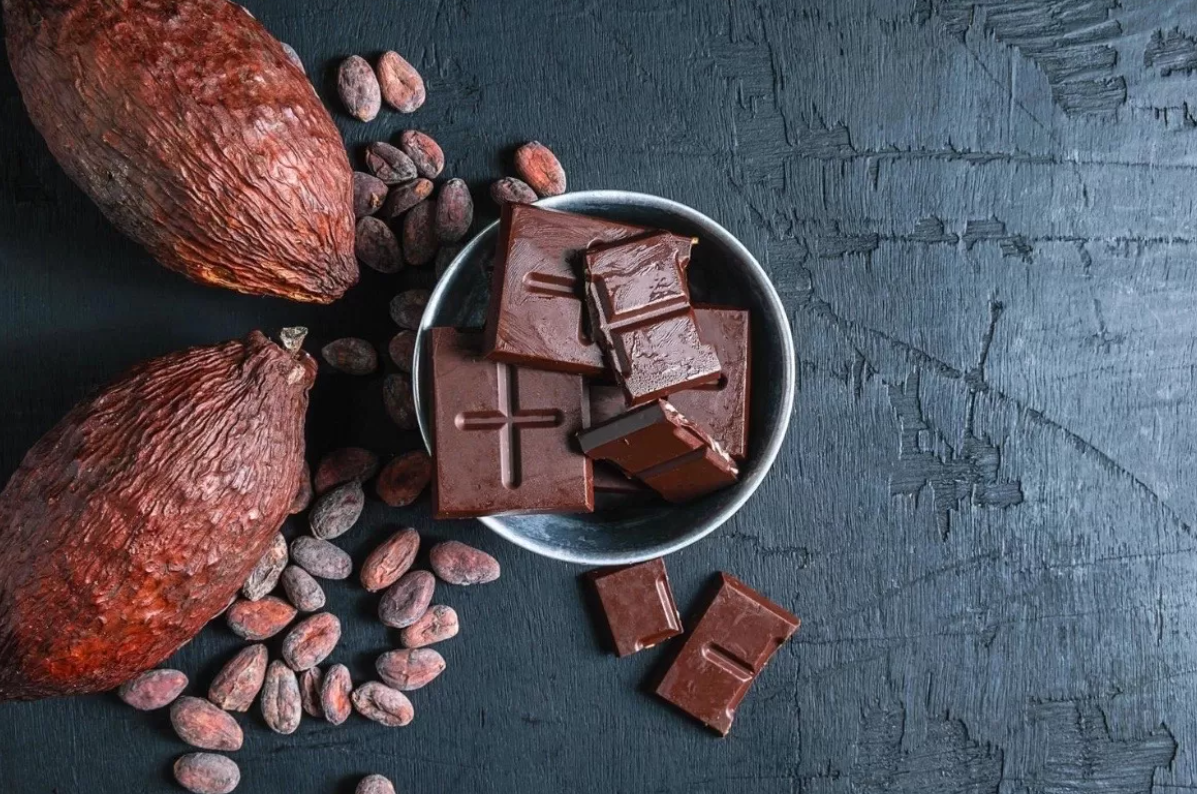 Ilustrasi manfaat dark chocolate untuk kesehatan. (Vecteezy: Narong Khueankaew)