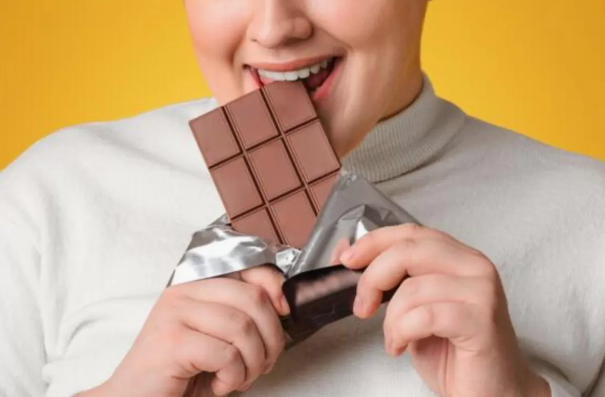 Ilustrasi cara tepat menikmati dark chocolate agar tetap sehat dan tidak berlebihan. (Vecteezy: prostock-studio)