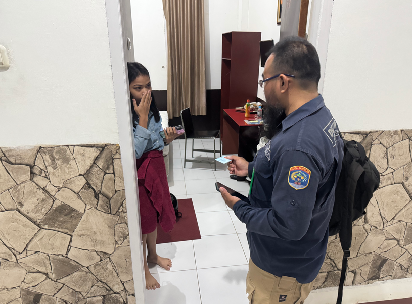 PERIKSA KTP: Tim gabungan pemeriksaan KTP bagi pengunjung hotel dan losmen di Tarakan, Jumat (14/2) malam. Dari razia itu juga terjaring anak di bawah umur di dalam losmen. (SEPTIAN ASMADI/HRK)