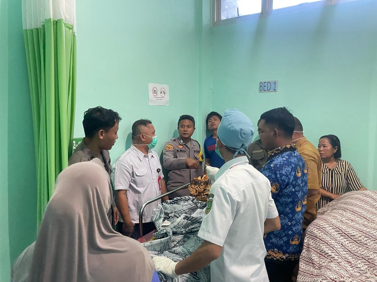 PUSKESMAS: Ketiga korban langsung dievakuasi ke puskesmas saat ditemui tergeletak dikamarnya kemarin. (KAPOLSEK PULAU DERAWAN UNTUK BERAU POST)