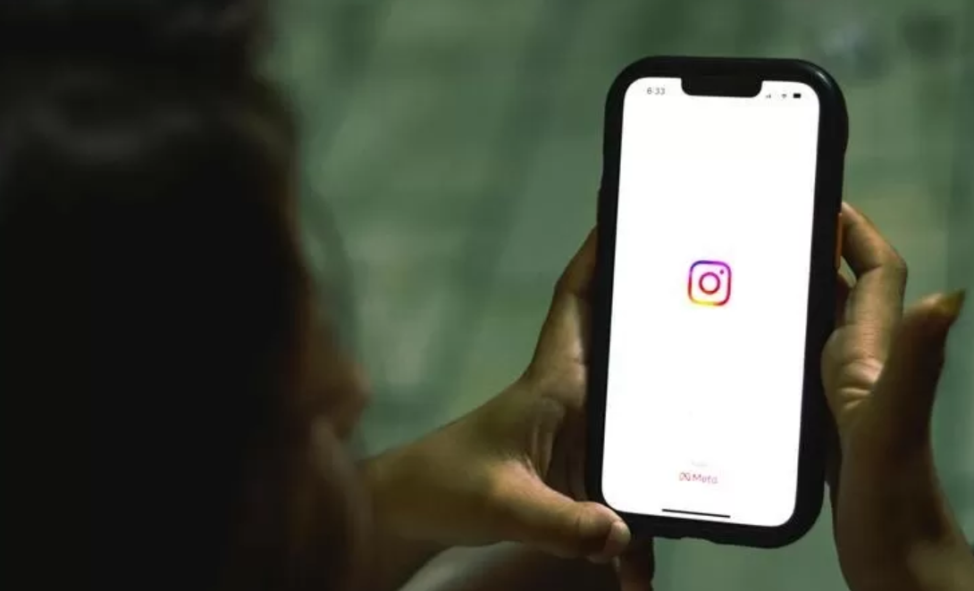 Ilustrasi orang yang mengincar centang biru di media sosial. (Pexels)