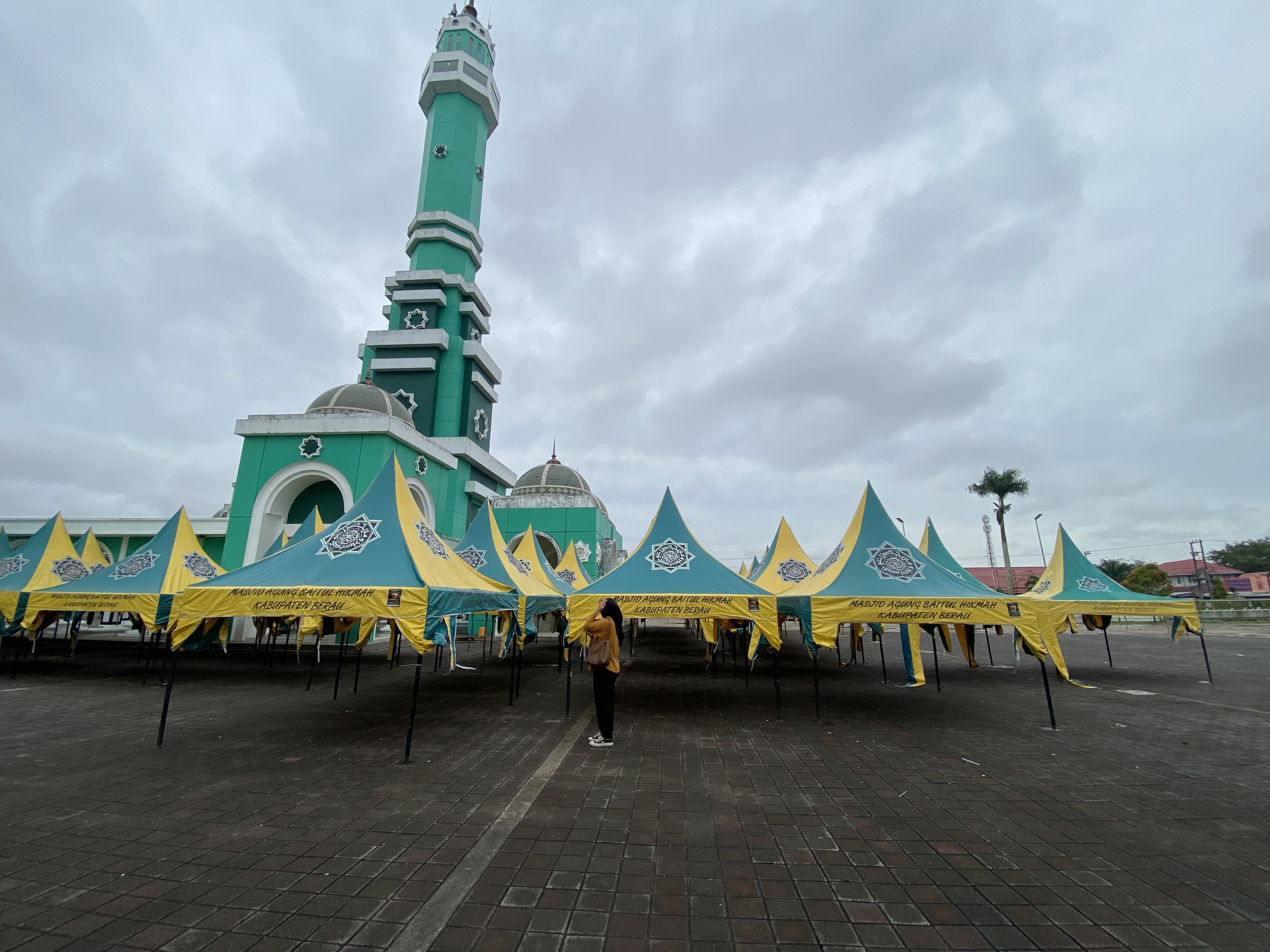 SUDAH DISIAPKAN: Pasar Ramadan di Masjid Agung Baitul Hikmah kembali digelar tahun ini di halaman masjid. (IZZA/BP)