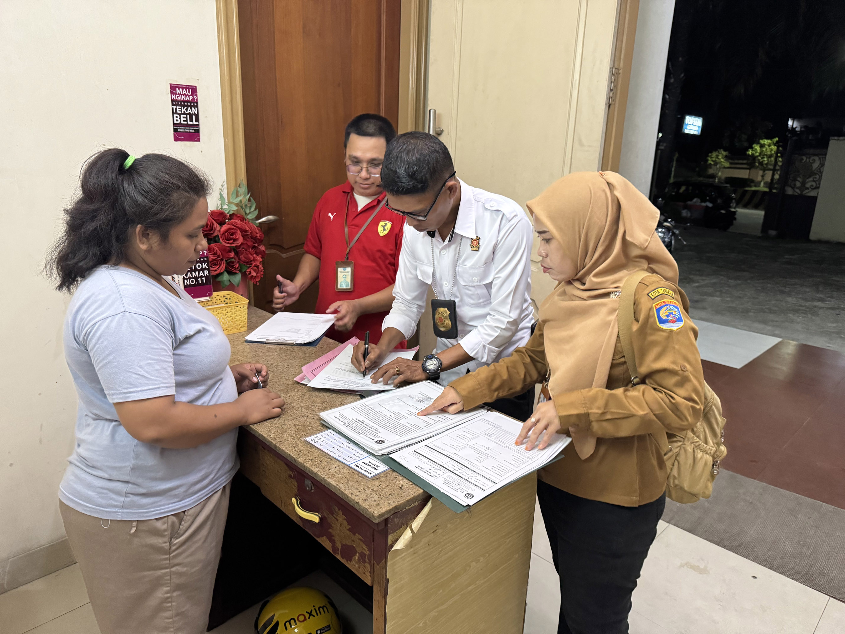 CEK PERIZINAN: Tim Disbudporapar Tarakan mengecek perizinan salah satu homestay di Tarakan. (HRK)