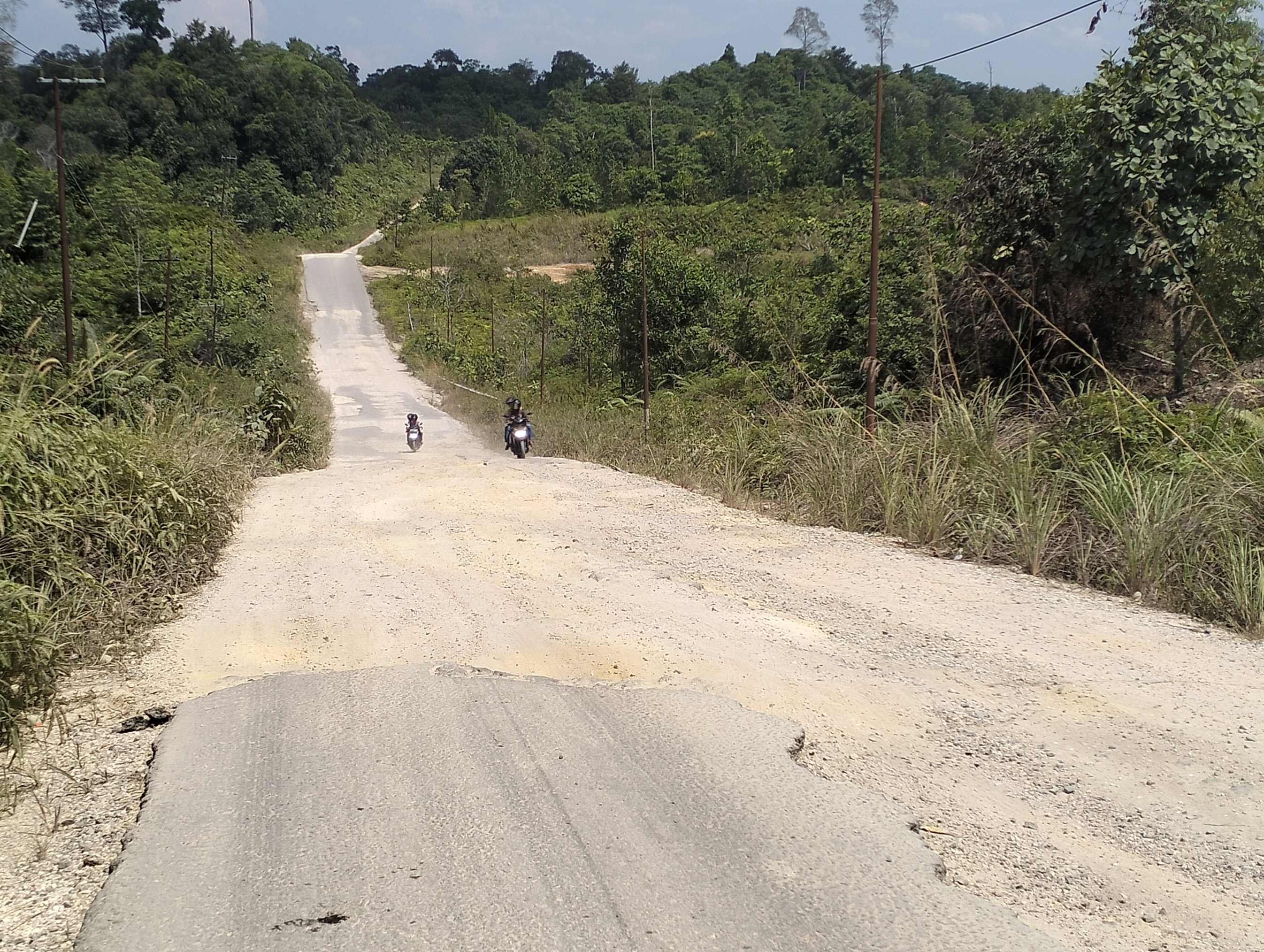 PERBAIKAN JALAN: Kondisi jalan menuju Tanah Kuning, Kecamatan Tanjung Palas Timur yang membutuhkan perbaikan agar menjadi lebih cepat dan efisien.  (IPUNK/HRK)