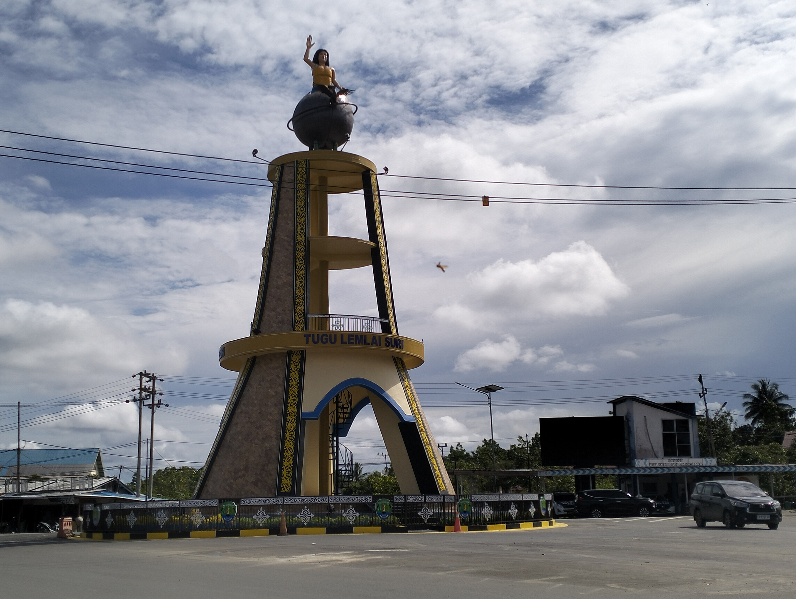 AKHIRNYA RAMPUNG: Pembangunan Tugu Putri Lemlai Suri yang dimulai sejak 2024 dengan alokasi anggaran sekitar Rp 3,2 miliar lebih. (IPUNK/HRK)