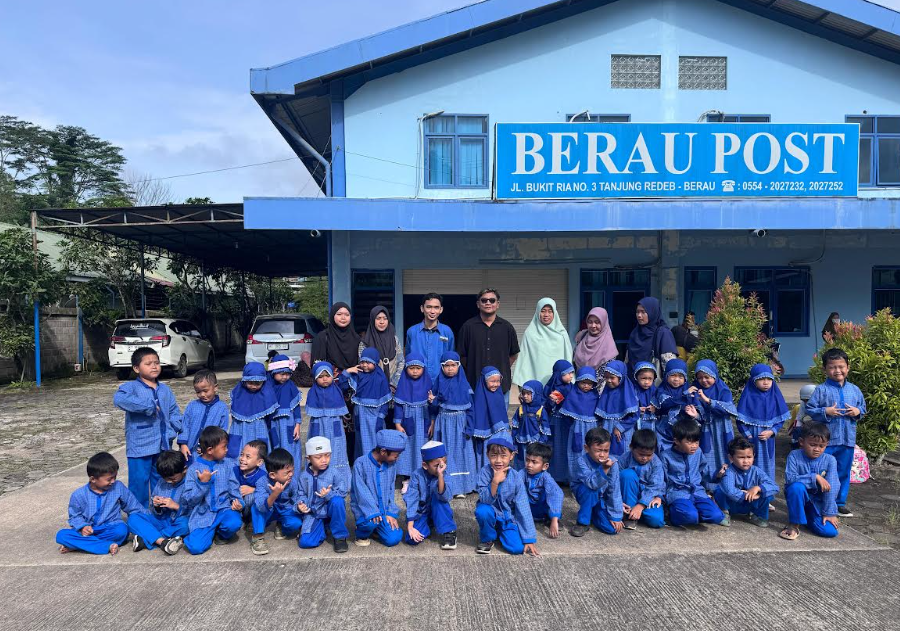 BERKUNJUNG: Puluhan murid TK Nurul Amin, melihat secara langsung proses cetak di Gedung Biru Berau Post, Kamis (20/2).  (BERAU POST)