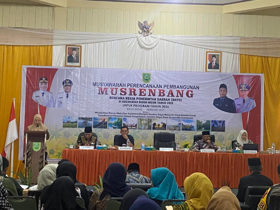 SARANA PENDUKUNG PARIWISATA: Dalam musrenbang di Kecamatan Bidukbiduk beberapa waktu lalu, Bupati Berau Sri Juniarsih menegaskan sektor-sektor pendukung pariwisata yang harus diperhatikan.  (SENO/BP)