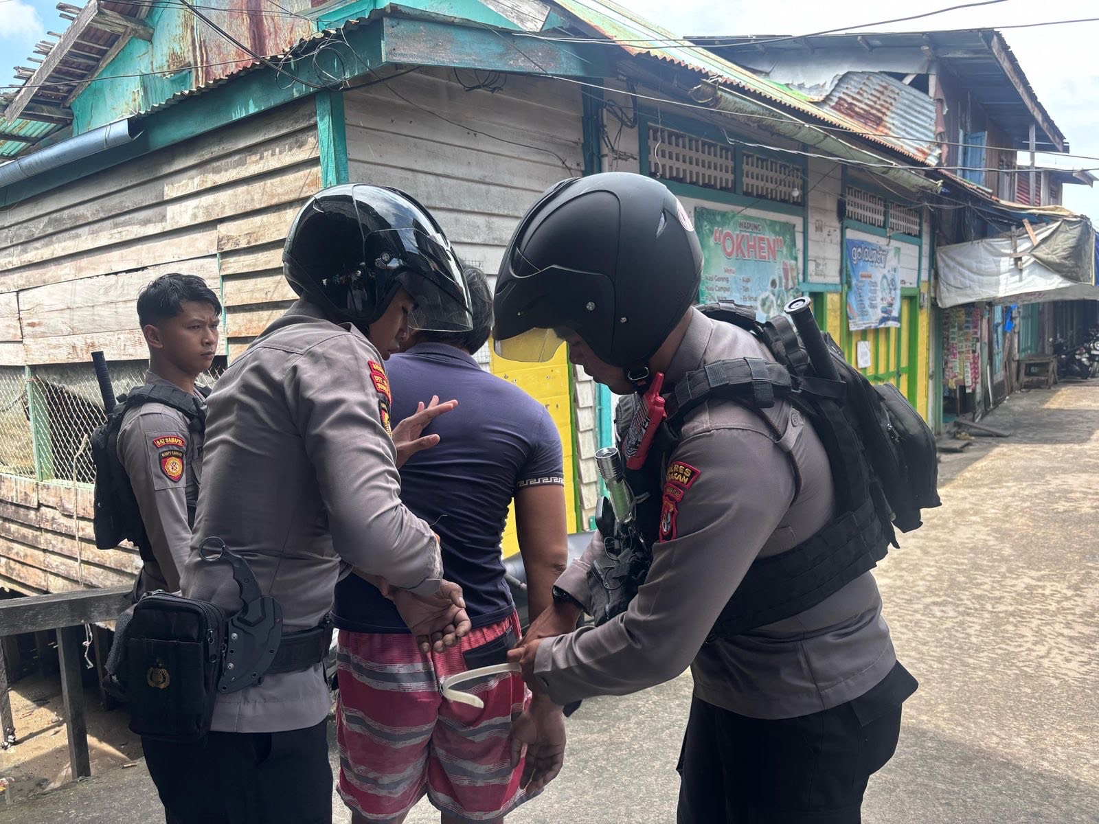 DIAMANKAN POLISI: Terduga pelaku pengancaman menggunakan parang, diamankan polisi di Jalan Yos Sudarso RT 02, Kelurahan Sebengkok, Tarakan Tengah, Kamis (20/2) lalu. (POLRES TARAKAN UNTUK HRK)