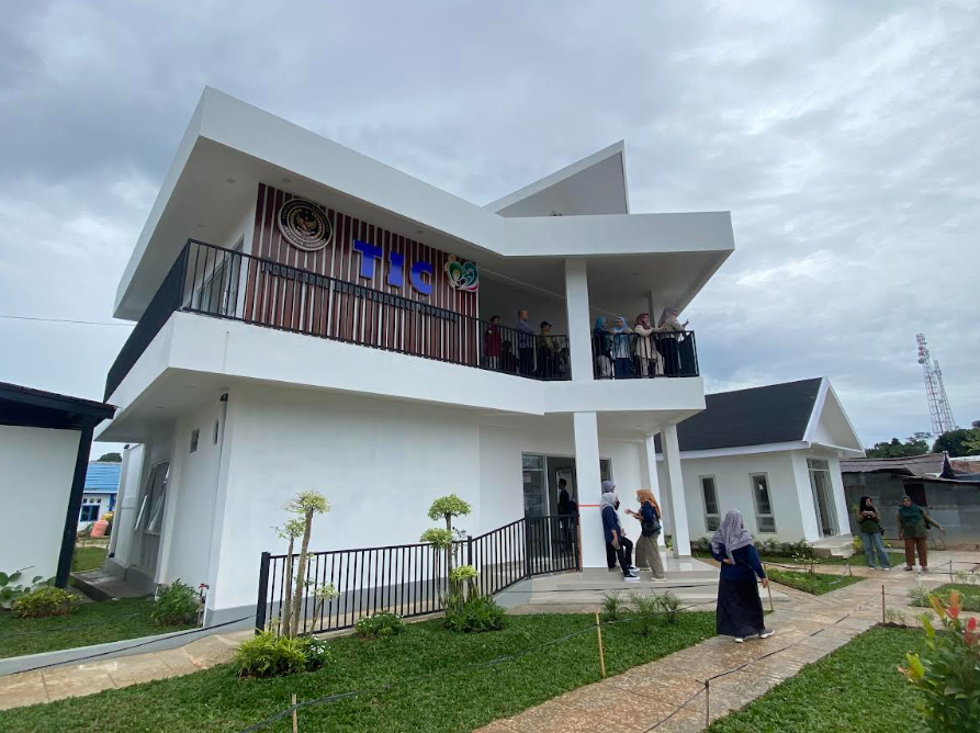 DIRESMIKAN: Bupati Berau Sri Juniarsih saat meresmikan kawasan TIC di Kampung Tanjung Batu, sebagai penunjang pariwisata di Kepulauan Derawan. (IZZA/BP)