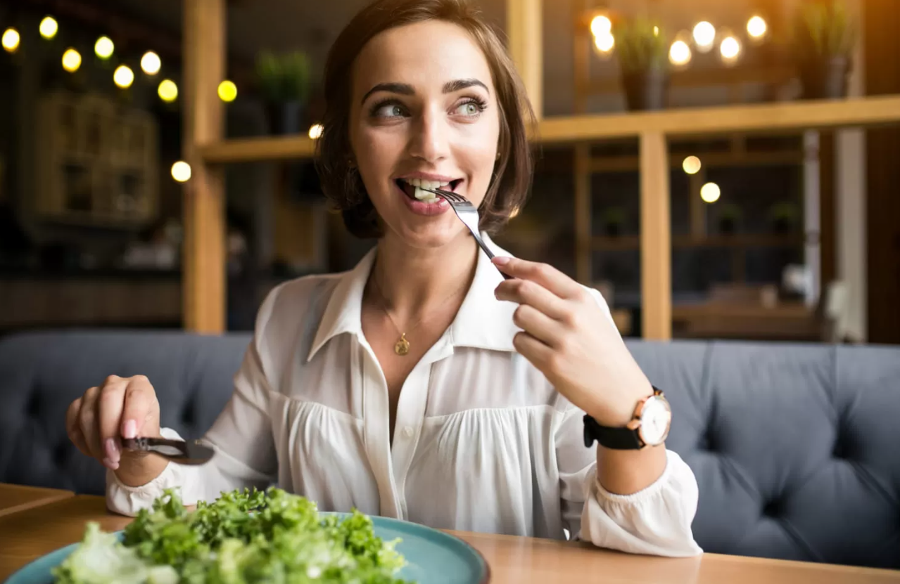 ilustrasi perempuan yang sedang makan sayuran hijau. (freepik)