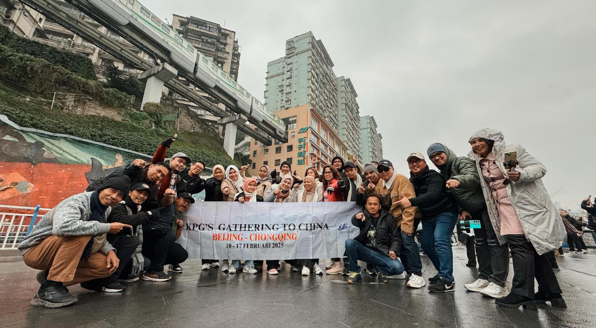 SPOT FOTO: Rombongan KPG Gathering 2025 berpose dengan background Libiza Station di Chongqing, Tiongkok. (BERAU POST)