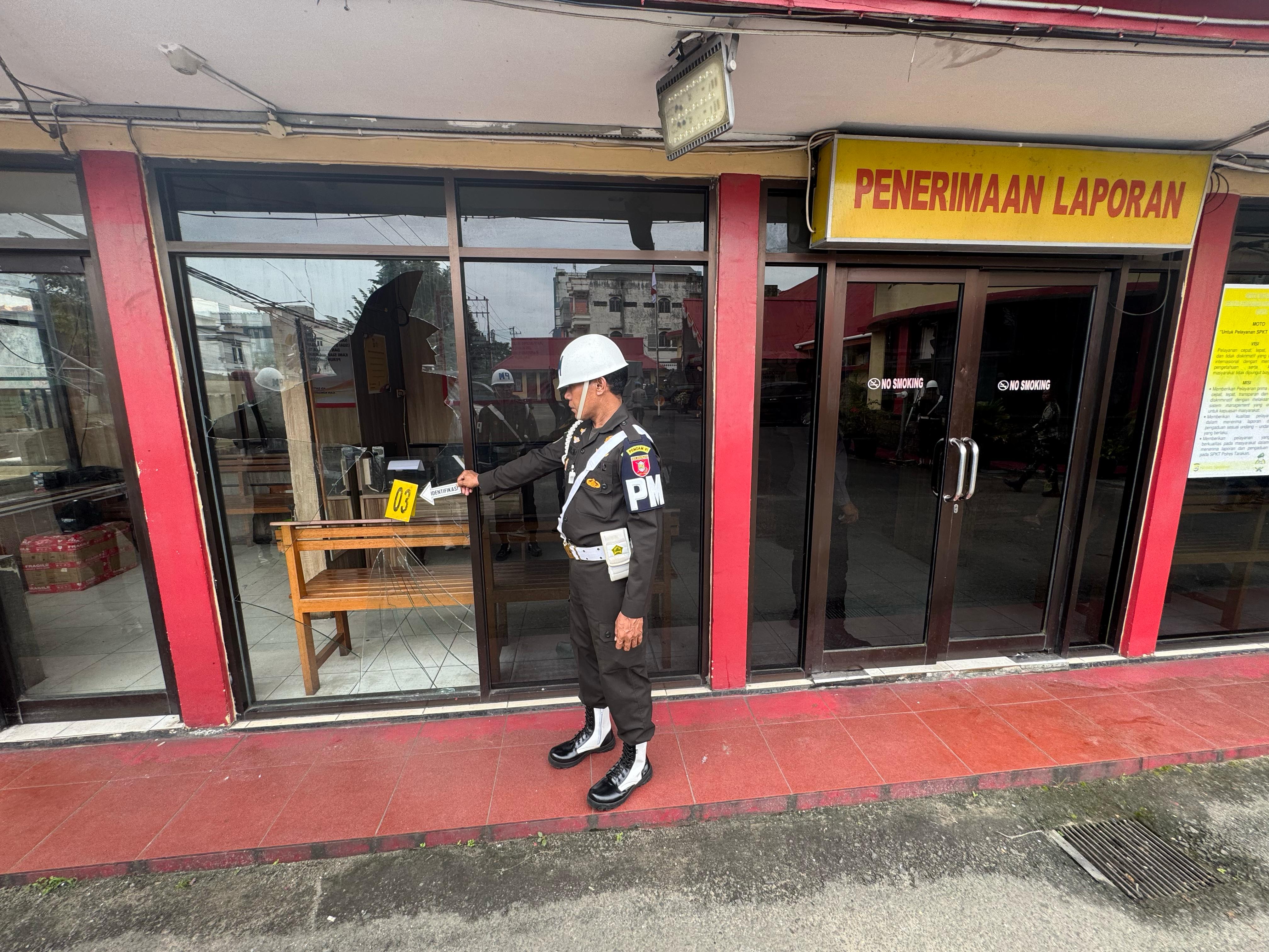 OLAH TKP. Personel Subdenpom Kodam VI Mulawarman melakukan olah TKP di Mako Polres Tarakan, Selasa (25/2).(SEPTIAN ASMADI/HRK)