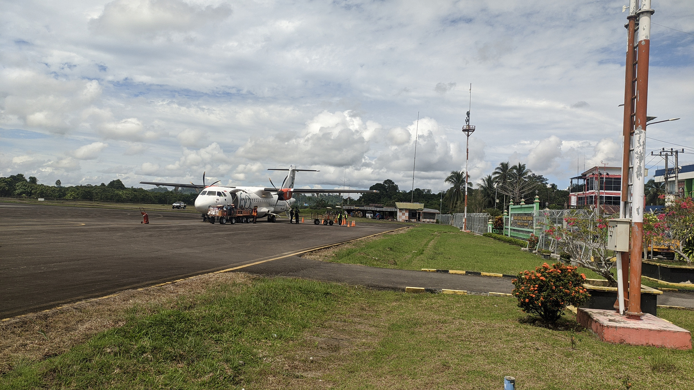 TERTUNDA LAGI: Batal beroperasi dan dijadwalkan kembali Wings Air ATR -72 dikarenakan masih minimnya jumlah penumpang.  (HRK)