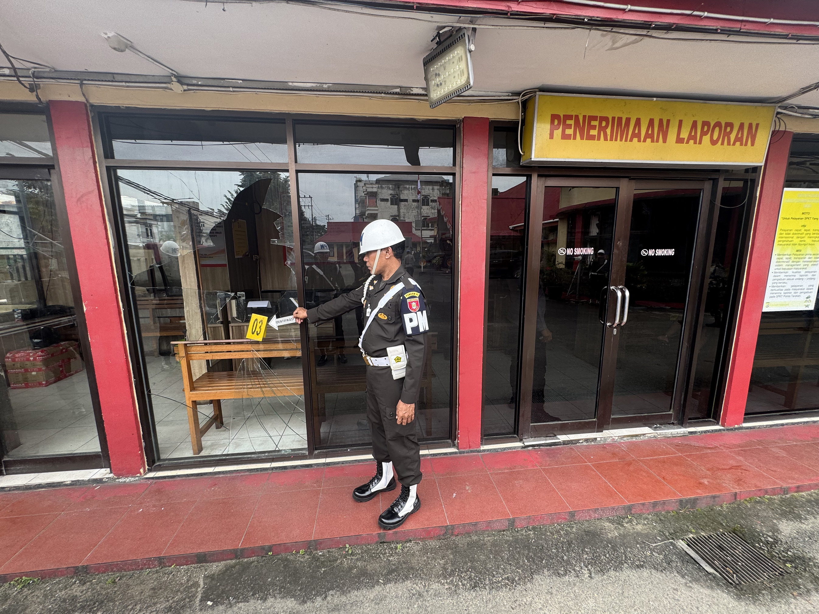 OLAH TKP: Subdenpom VI/3-2 lakukan olah TKP pengrusakan di SPKT Mako Polres Tarakan, Selasa (25/2). Terlihat juga kaca ruangan di Polres Tarakan pecah.  (SEPTIAN ASMADI/HRK)