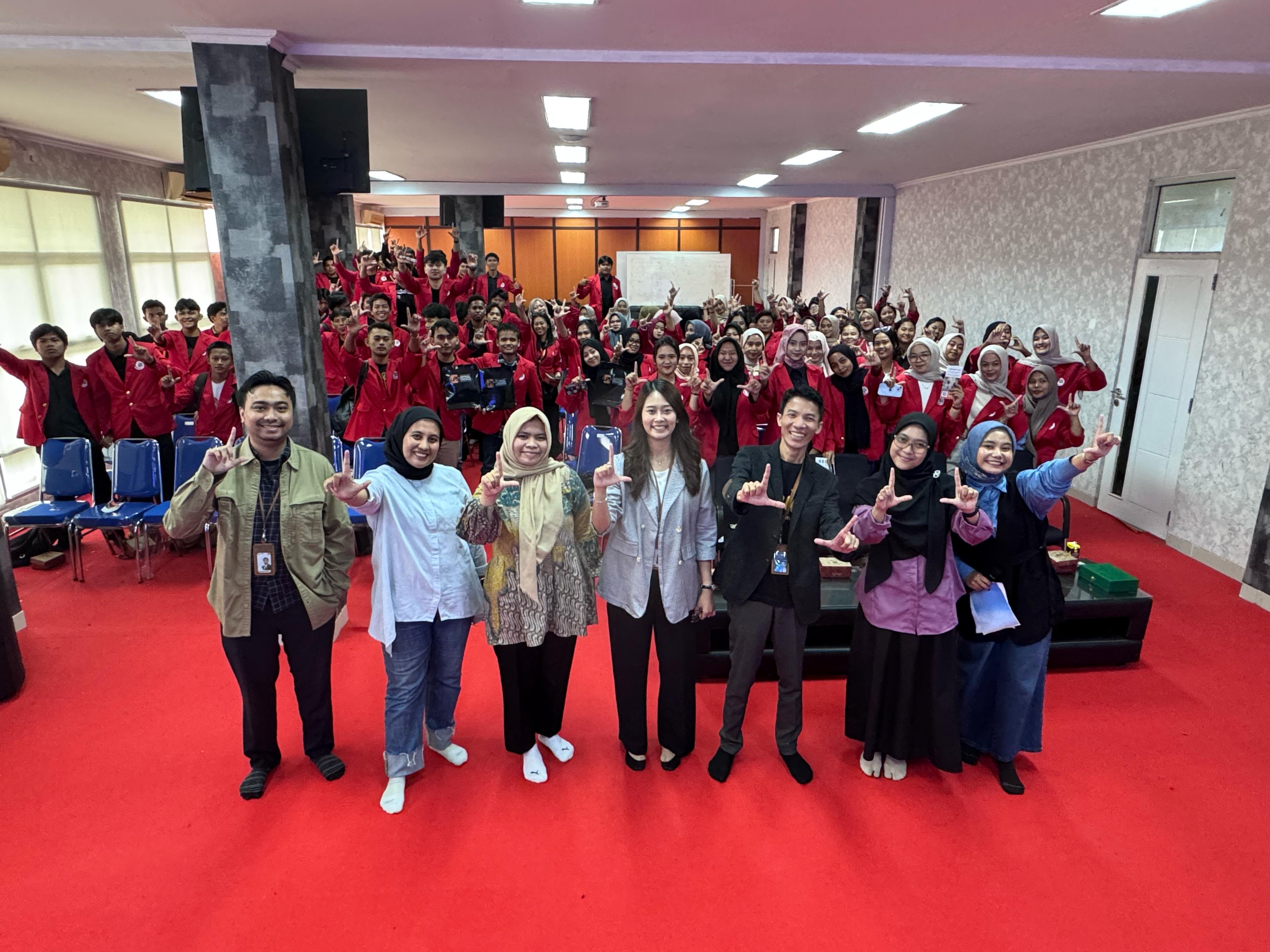 LITERASI KEUANGAN: Foto bersama seusai kegiatan LPS Goes to Campus di Poltek Sinas Mas Berau Coal hari ini (26/2). (DAYAT/BP)