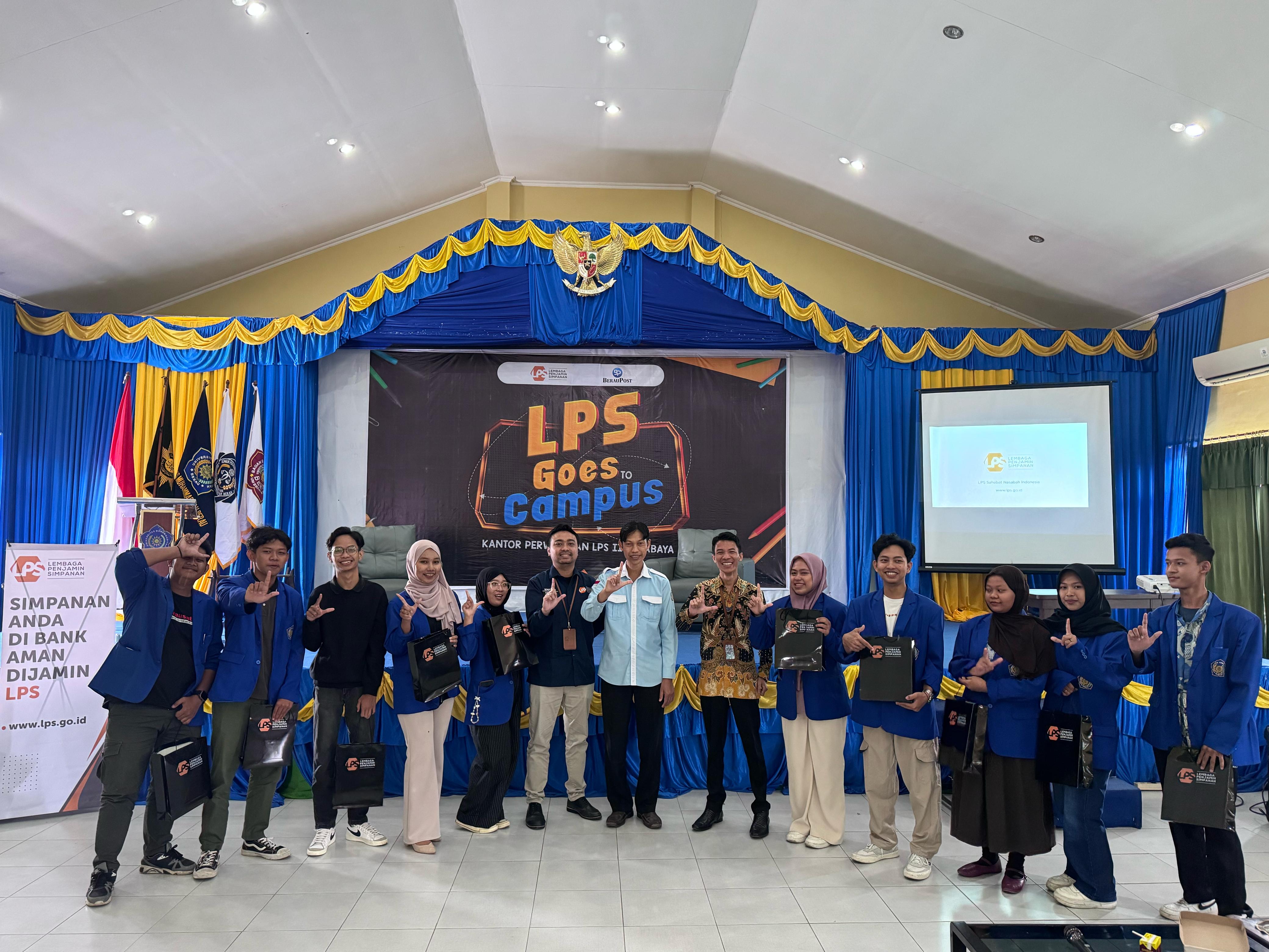 MENGENAL LPS: Perwakilan LPS II Surabaya Benazhar Ahmad, Wakil Rektor III UMB Darmono dan Branch Manager Mandiri Tanjung Redeb Sumono berfoto bersama peserta. (DAYAT/BP)