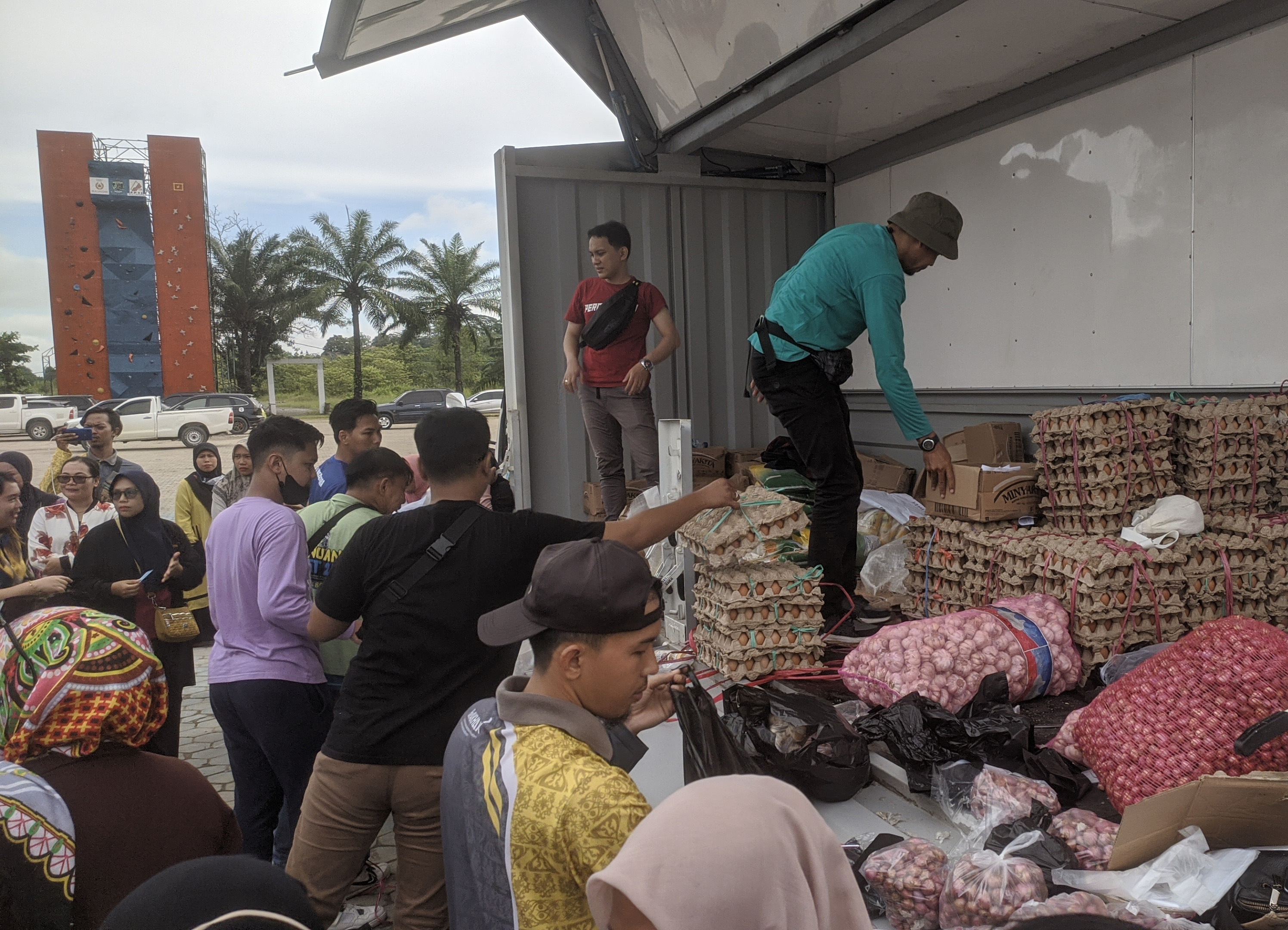 KEBUTUHAN POKOK: Adanya operasi pasar murah sangat membantu masyarakat untuk memenuhi kebutuhan apalagi jelang Ramadan.  (HRK)