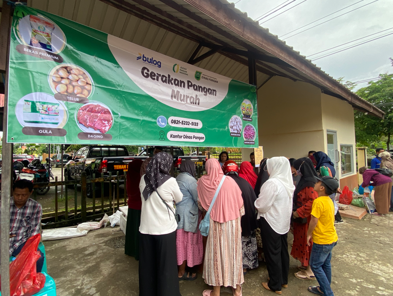 PANGAN MURAH: Gelaran pangan murah dan gelar pangan lokal yang ada di halaman kantor Dinas Pangan Berau. (IZZA/BP)