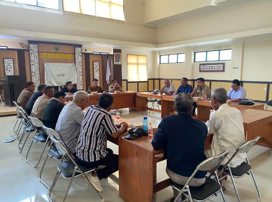 FASILITASI: Disnakertrans Berau memfasilitasi dengan melakukan mediasi antara karyawan PT KN dengan manajemen baru PT KN. (IZZA/BP)