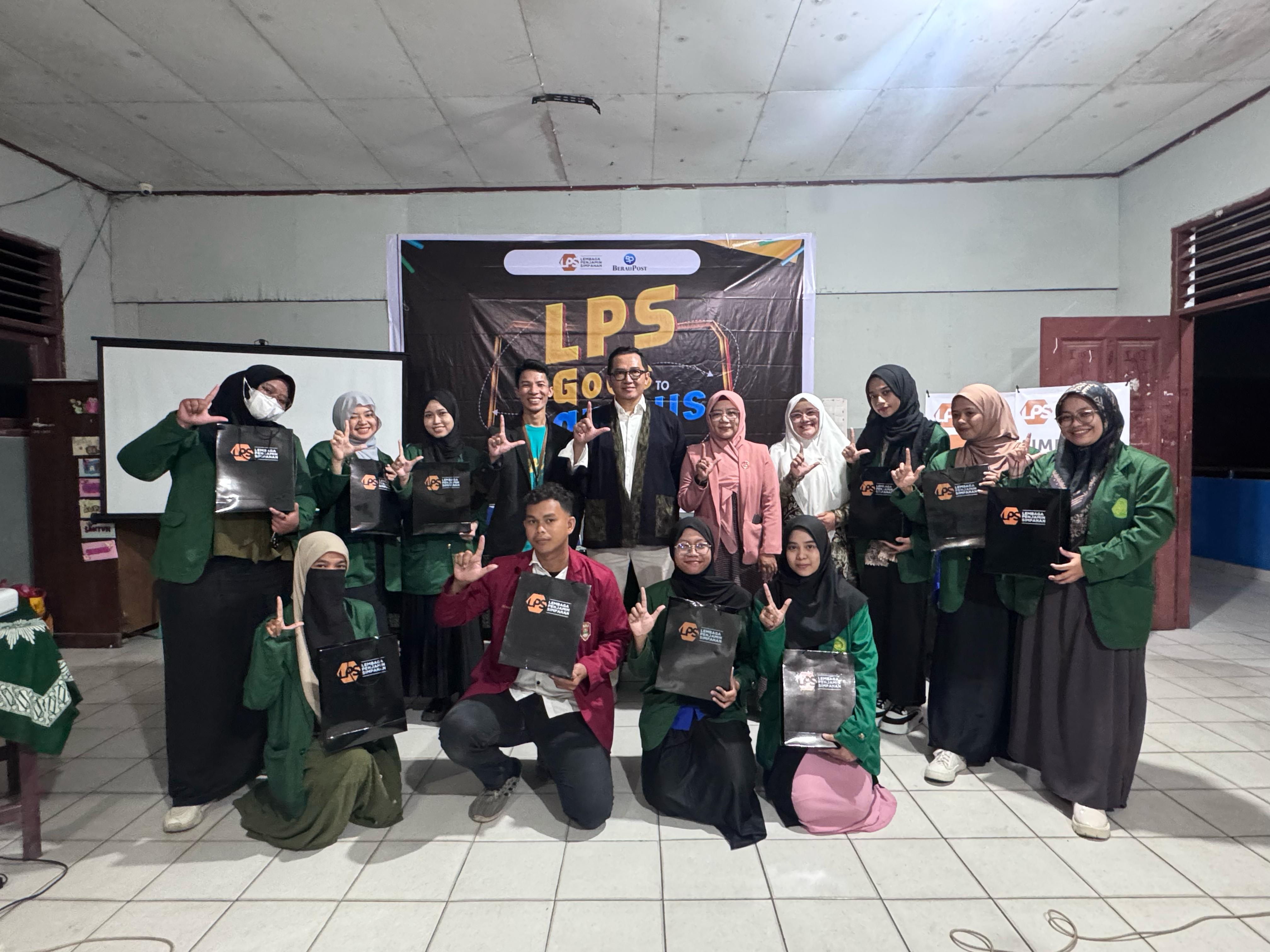 BERTABUR HADIAH: Sesi terakhir LPS Goes to Campus di STIT Muhammadiyah Tanjung Redeb ditutup dengan games berhadiah menarik. (DAYAT/BP)
