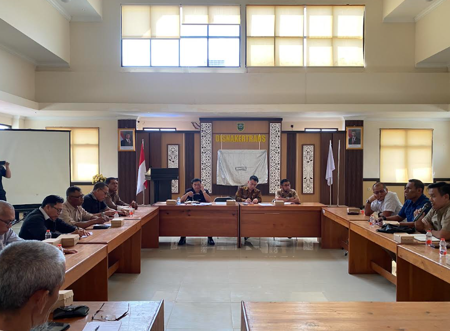 MEDIASI: Pertemuan antara karyawan dan pensiunan dengan perwakilan manajemen PT KN di kantor Disnakertrans Berau, Jumat (28/2). (IZZA/BP)