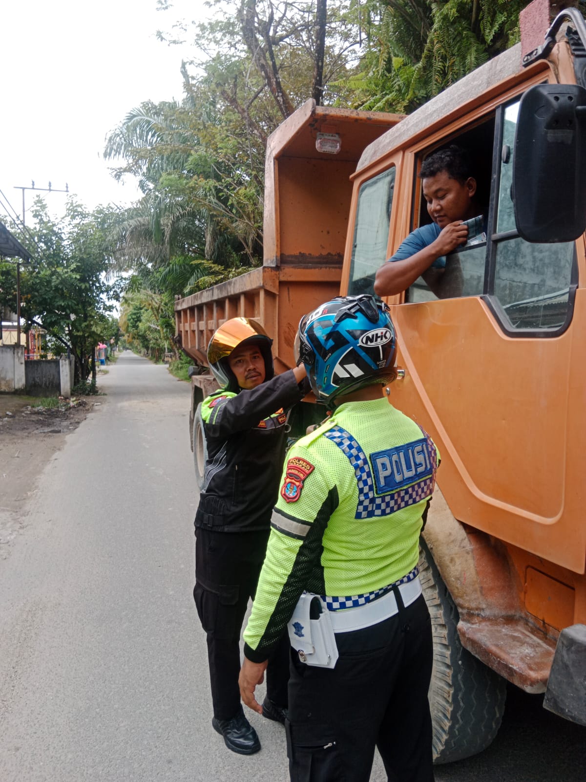 OPERASI KESELAMATAN: Personel Satlantas Polres Tarakan memberikan imbauan kepada pengemudi roda empat saat Operasi Keselamatan 2025. (POLRES TARAKAN UNTUK HRK)