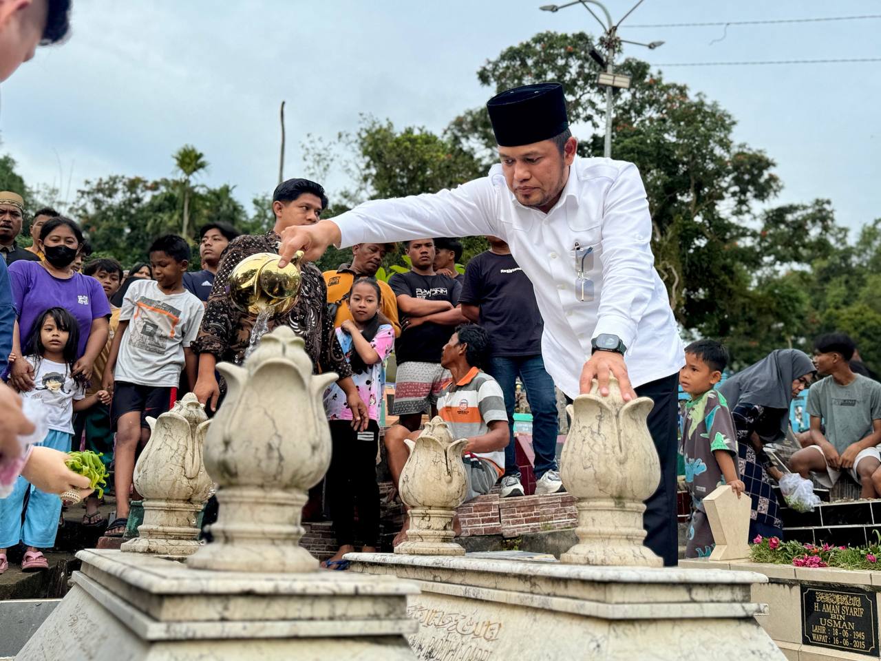 ZIARAH KUBUR: Gubernur Rudy Mas&rsquo;ud saat ziarah kubur di TPU Taman Merdeka Balikpapan Barat, sehari sebelum Ramadan.  (HUDA/ADPIMPROV KALTIM)