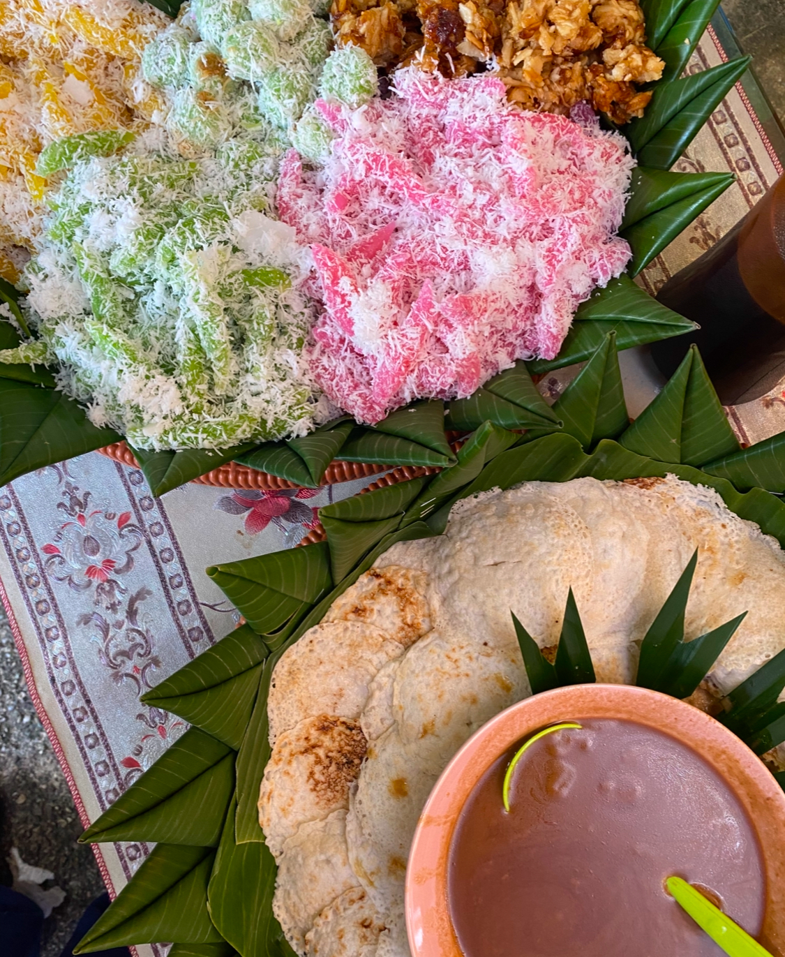 JAJANAN TRADISIONAL: Jajanan khas nusantara menjadi pilihan untuk salah satu sajian khas saat berbuka puasa. (NURISMI/BP)