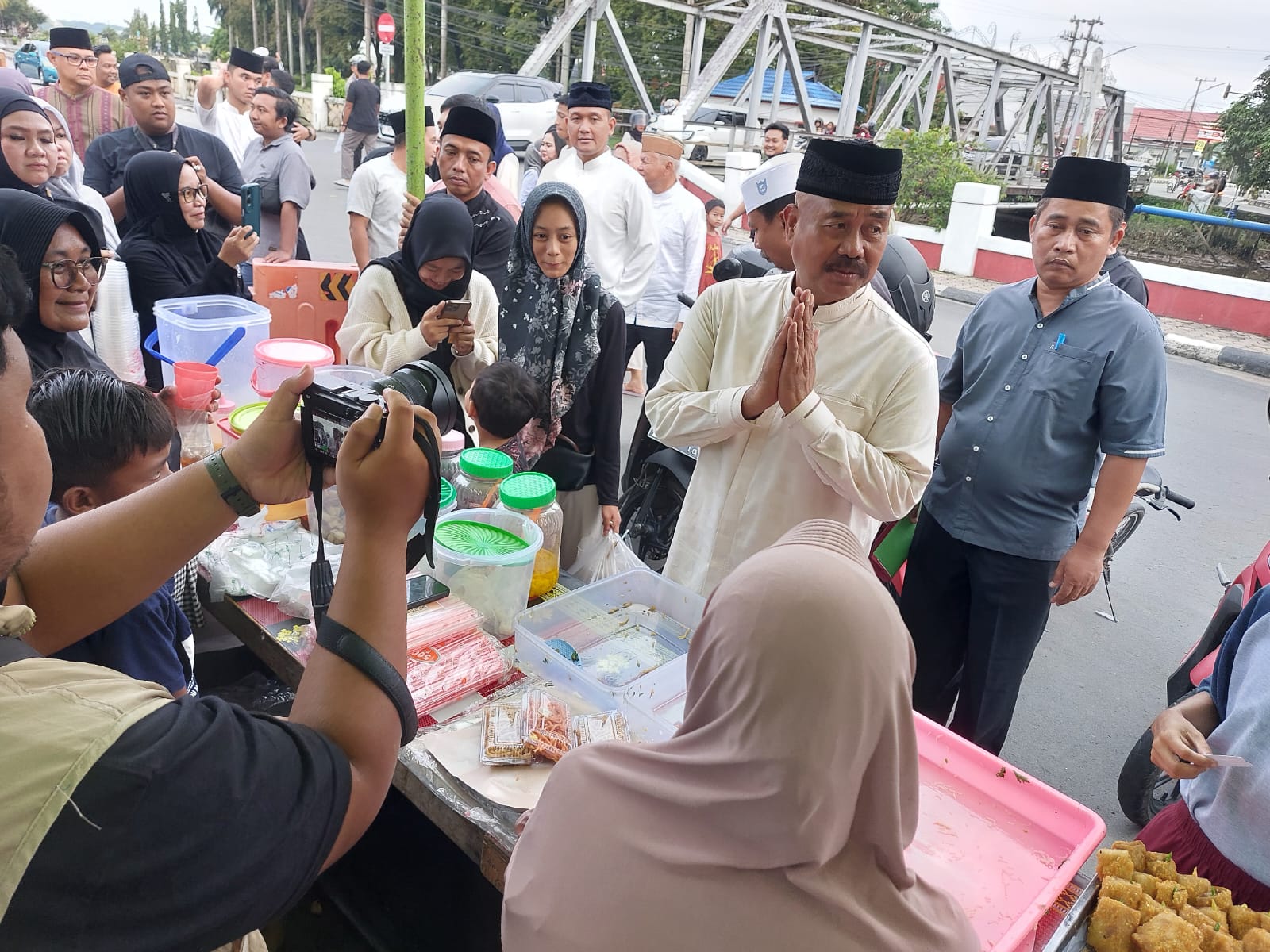 BERCENGKRAMA :Bupati Kukar Edi Damansyah menyapa pedagang di Lorong Pasar Ramadan Tenggarong. (DISKOMINFO KUKAR UNTUK BP)