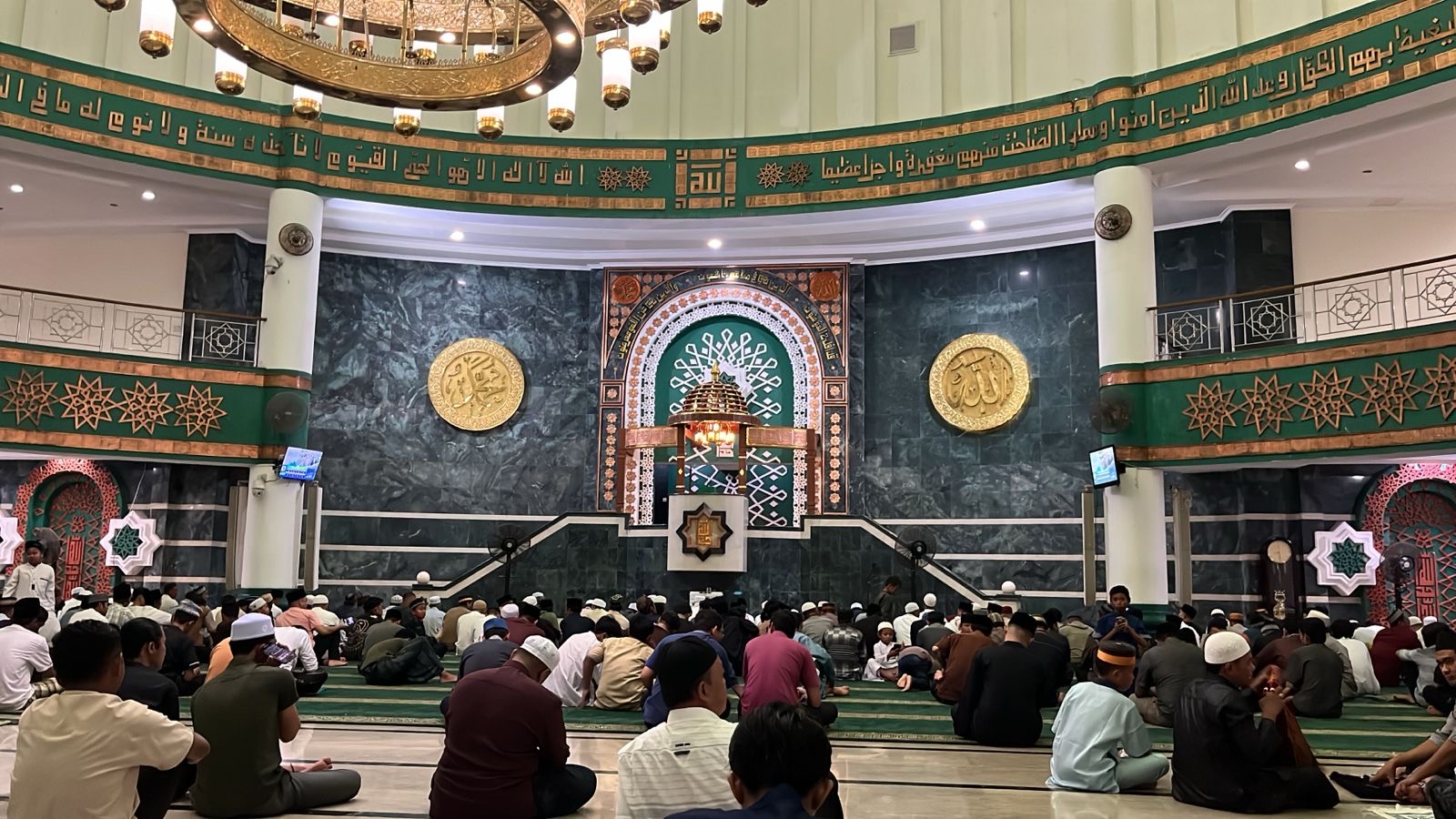 RAMADAN: Suasana tarawih hari pertama di Masjid Agung Baitul Hikmah. (ADAM/BP)