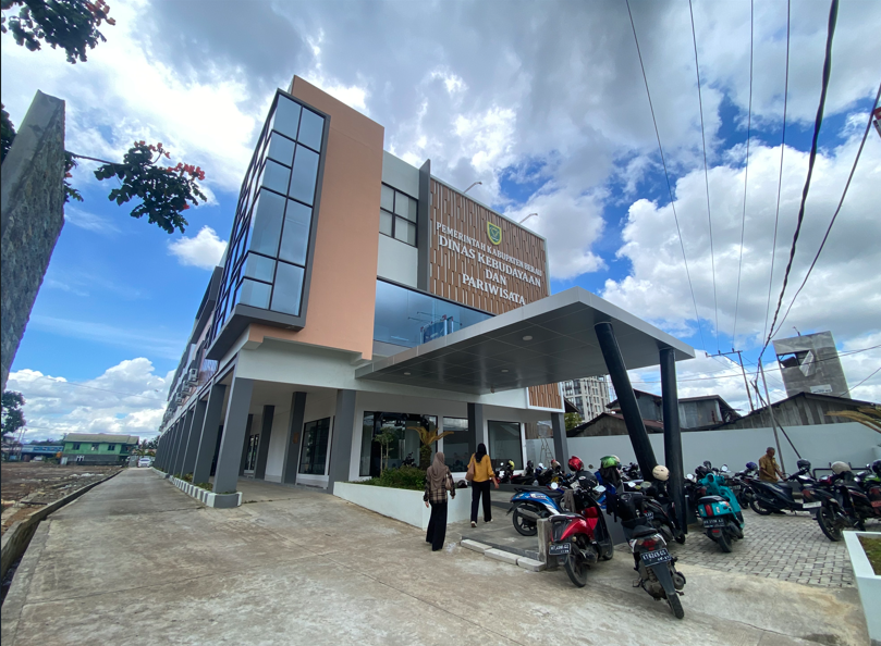 BARU DITEMPATI: Gedung baru kantor Disbudpar Berau yang berada di Jalan Pulau Derawan, Tanjung Redeb telah ditempati sejak Jumat (28/2) lalu. (IZZA/BP)