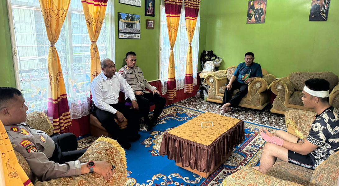 KUNJUNGI KORBAN: Personel Polres Tarakan menyambangi rumah korban pengeroyokan untuk memberikan dukungan moril. (POLRES TARAKAN UNTUK HRK)