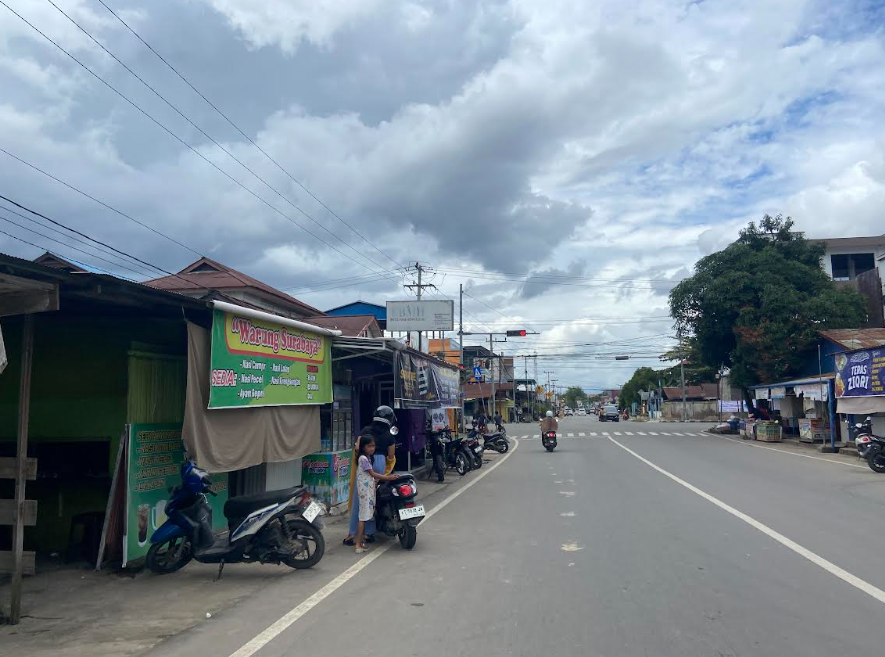 TERTIB ATURAN: Telihat beberapa warung makan di Jalan Pulau Panjang yang sudah tertib dengan aturan memakai tirai pada saat siang hari. (ARTA KUSUMA YUNANDA/BP)